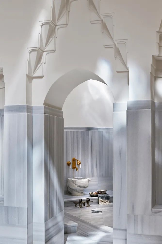 12-interior-of-zeyrek-cinili-hamam-photograph-ibrahim-ozbunar6424646755005539471 آنچه واقعاً در داخل حمام ترکی اتفاق می‌افتد