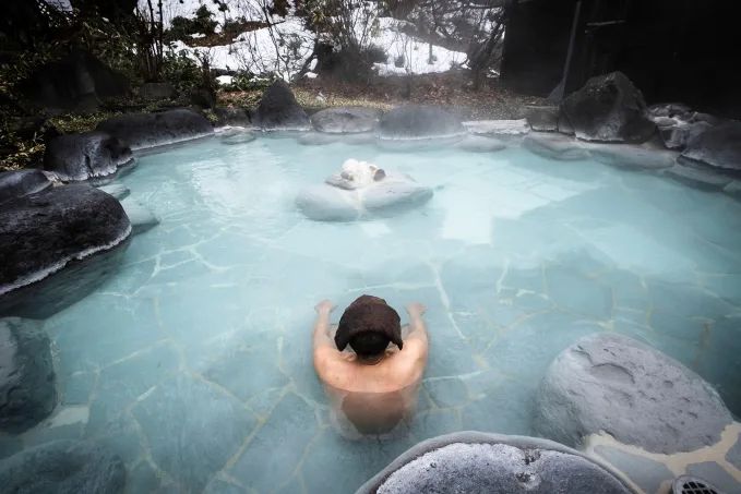 3bktt0f5687768413328656620 واقعا چه حسی دارد وقتی از یک چشمه آب گرم ژاپنی دیدن می‌کنید