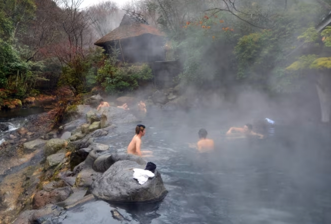 واقعا چه حسی دارد وقتی از یک چشمه آب گرم ژاپنی دیدن می‌کنید