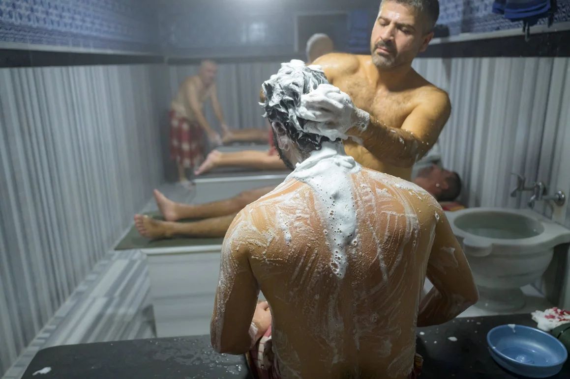 gettyimages-21839528094742978508446322880 آنچه واقعاً در داخل حمام ترکی اتفاق می‌افتد